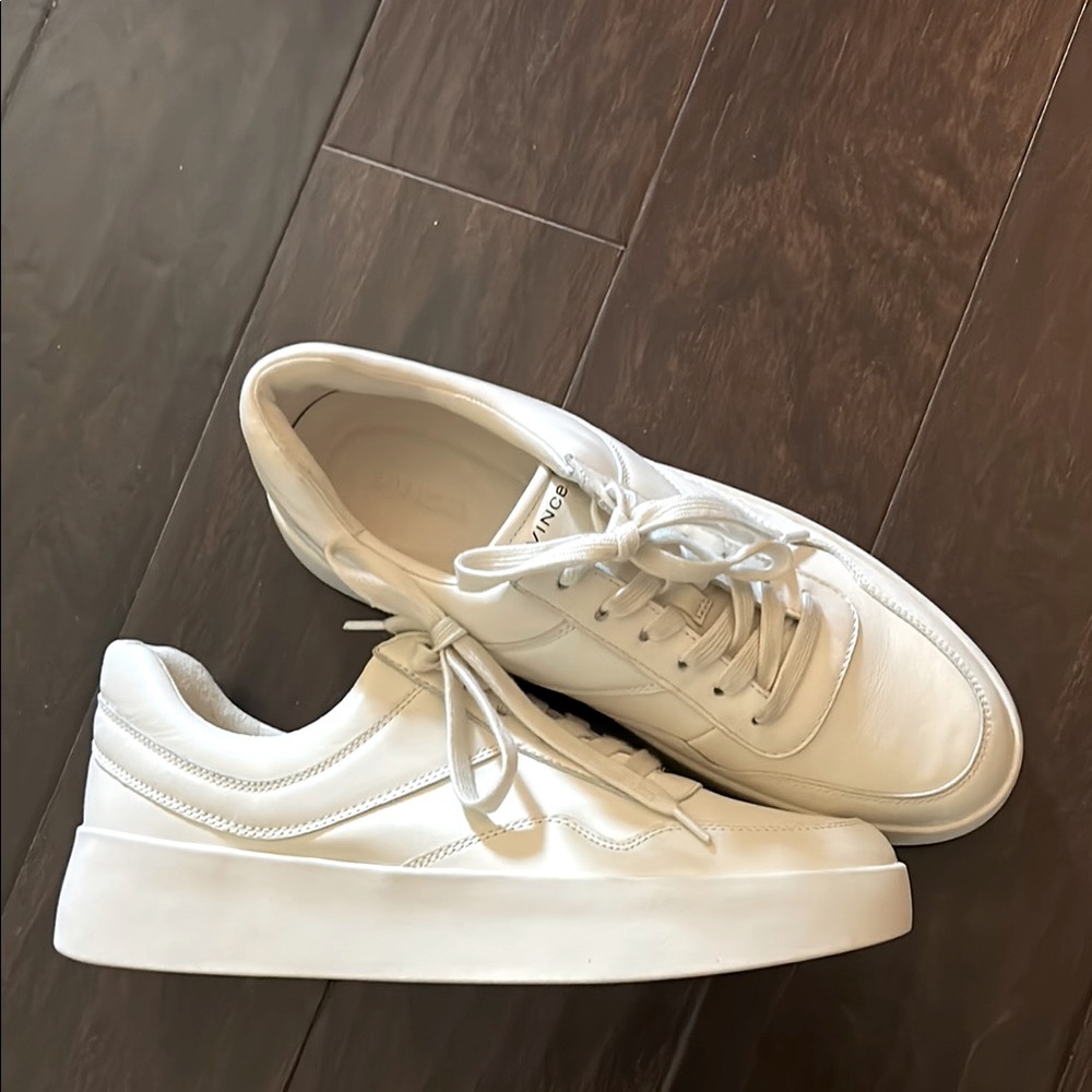 Like new Vince Warren Court Leather Sneaker White Size 9.5